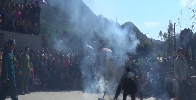 Video: Thót tim lễ hội nhảy lửa của dân tộc Dao tại Hà Giang - ảnh 1