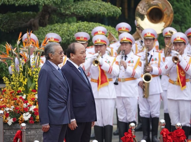 Thủ tướng Nguyễn Xuân Phúc đón, hội đàm với Thủ tướng Malaysia - ảnh 2