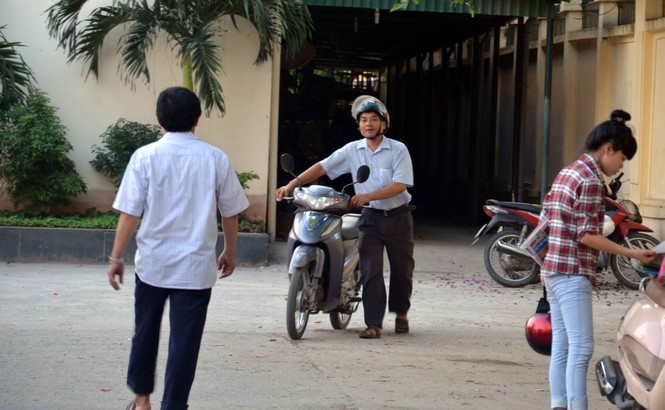 Ông lão tóc bạc, thí sinh mang bầu đi thi tốt nghiệp - ảnh 1