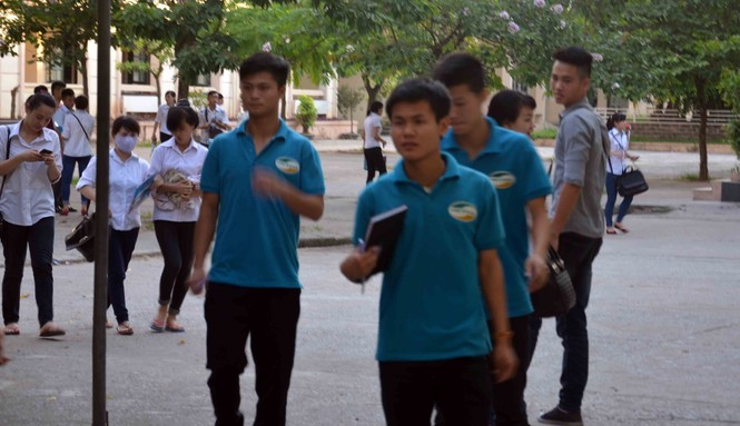 Ông lão tóc bạc, thí sinh mang bầu đi thi tốt nghiệp - ảnh 8
