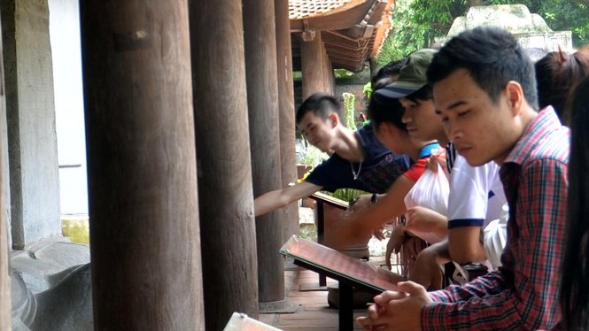 Sĩ tử đổ về Văn Miếu cầu may - ảnh 3