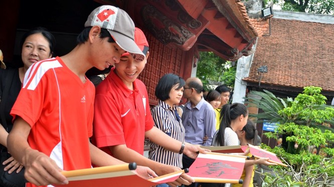 Sĩ tử đổ về Văn Miếu cầu may - ảnh 1
