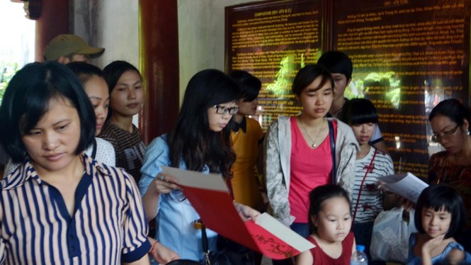 Sĩ tử đổ về Văn Miếu cầu may - ảnh 4