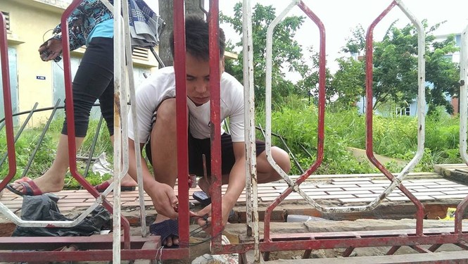 VFF hối hả dựng lại tường rào sau 'bão' tức giận của CĐV - ảnh 3