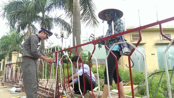 VFF hối hả dựng lại tường rào sau 'bão' tức giận của CĐV - ảnh 2