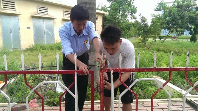 VFF hối hả dựng lại tường rào sau 'bão' tức giận của CĐV - ảnh 4