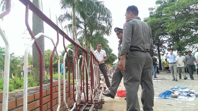 VFF hối hả dựng lại tường rào sau 'bão' tức giận của CĐV - ảnh 1