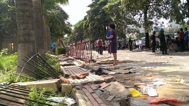 VFF hối hả dựng lại tường rào sau 'bão' tức giận của CĐV - ảnh 6
