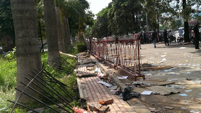 VFF hối hả dựng lại tường rào sau 'bão' tức giận của CĐV - ảnh 7