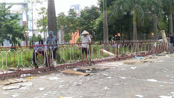 VFF hối hả dựng lại tường rào sau 'bão' tức giận của CĐV - ảnh 8