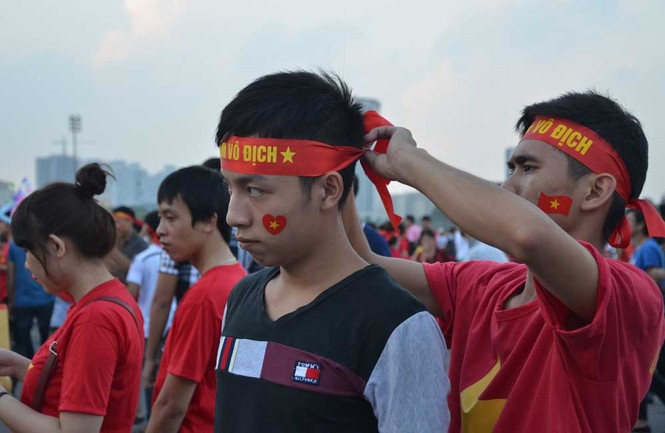 Hàng nghìn CĐV hâm nóng sân Mỹ Đình trước trận chung kết - ảnh 7