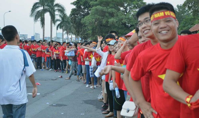 Hàng nghìn CĐV hâm nóng sân Mỹ Đình trước trận chung kết - ảnh 6