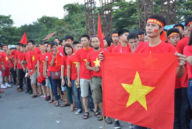 Hàng nghìn CĐV hâm nóng sân Mỹ Đình trước trận chung kết - ảnh 1
