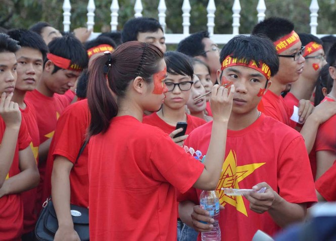 Hàng nghìn CĐV hâm nóng sân Mỹ Đình trước trận chung kết - ảnh 2