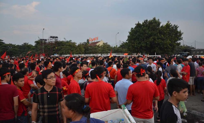 Hàng nghìn CĐV hâm nóng sân Mỹ Đình trước trận chung kết - ảnh 8
