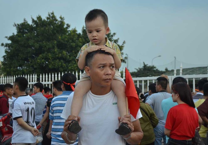 Hàng nghìn CĐV hâm nóng sân Mỹ Đình trước trận chung kết - ảnh 4