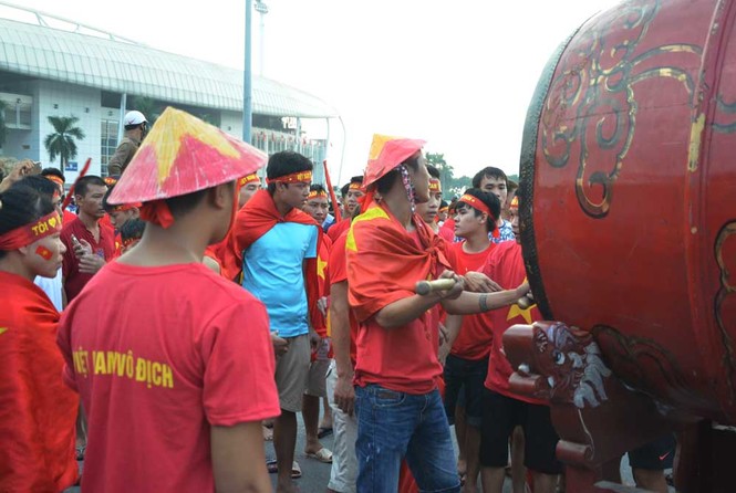 Hàng nghìn CĐV hâm nóng sân Mỹ Đình trước trận chung kết - ảnh 3