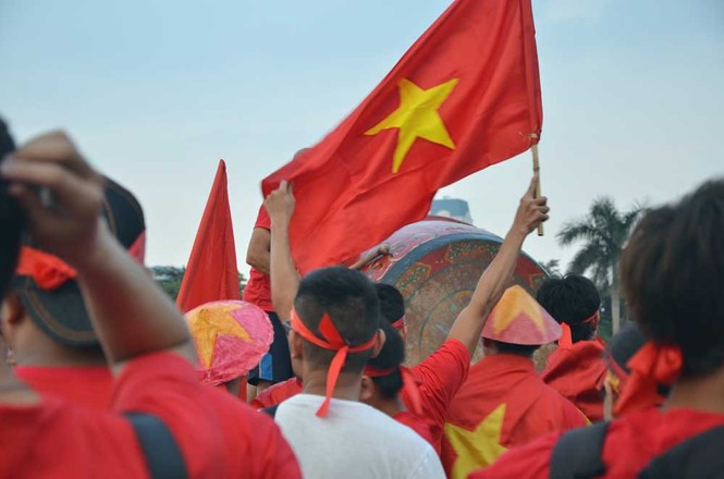 Hàng nghìn CĐV hâm nóng sân Mỹ Đình trước trận chung kết - ảnh 5