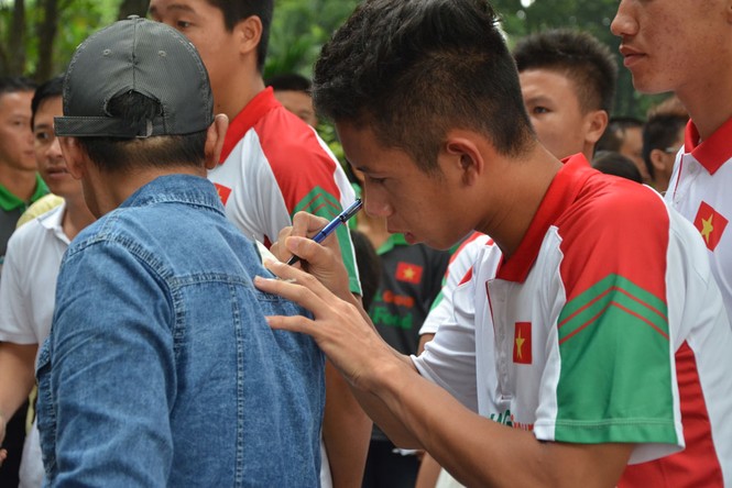 U19 Việt Nam tưởng nhớ Đại tướng Võ Nguyên Giáp - ảnh 11
