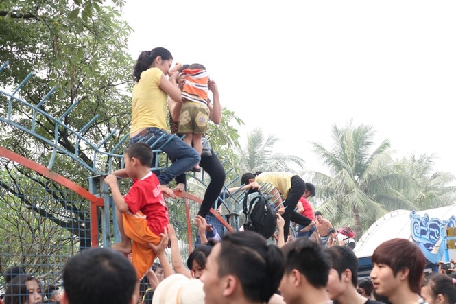 Hỗn loạn vượt rào vào công viên nước Hồ Tây - ảnh 4