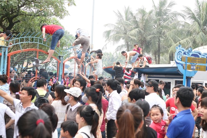 Hỗn loạn vượt rào vào công viên nước Hồ Tây - ảnh 3