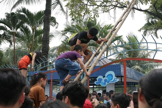 Hỗn loạn vượt rào vào công viên nước Hồ Tây - ảnh 2