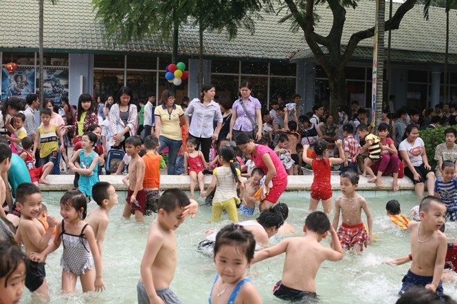 Hỗn loạn vượt rào vào công viên nước Hồ Tây - ảnh 5