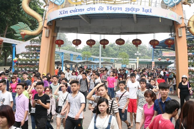 Hỗn loạn vượt rào vào công viên nước Hồ Tây - ảnh 8
