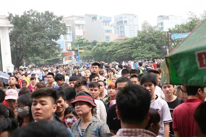 Hỗn loạn vượt rào vào công viên nước Hồ Tây - ảnh 6