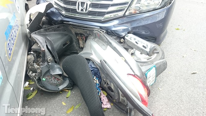 Honda City đâm loạn xạ như phim giữa ngã tư - ảnh 1