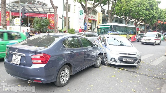 Honda City đâm loạn xạ như phim giữa ngã tư - ảnh 3