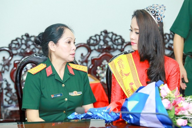Trường VHNT Quân đội tặng bằng khen cho Hoa khôi Nam Em - ảnh 4