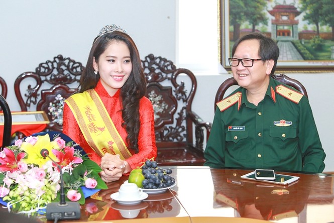 Trường VHNT Quân đội tặng bằng khen cho Hoa khôi Nam Em - ảnh 5