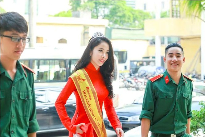 Trường VHNT Quân đội tặng bằng khen cho Hoa khôi Nam Em - ảnh 1