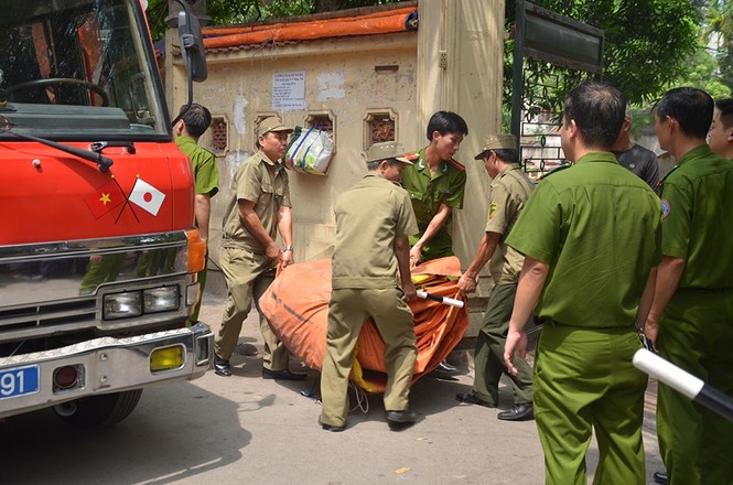 Sau 3 tiếng 'hóng mát', thanh niên nhảy từ nóc tòa tháp 11 tầng - ảnh 6