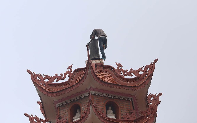 Sau 3 tiếng 'hóng mát', thanh niên nhảy từ nóc tòa tháp 11 tầng - ảnh 1