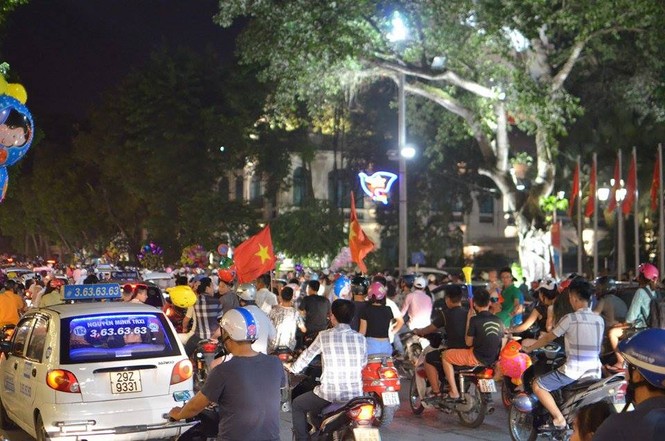 Đường phố Thủ đô tắc cứng đêm Trung thu - ảnh 13