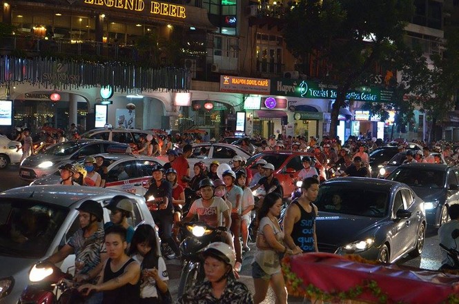 Đường phố Thủ đô tắc cứng đêm Trung thu - ảnh 7