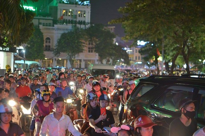 Đường phố Thủ đô tắc cứng đêm Trung thu - ảnh 11