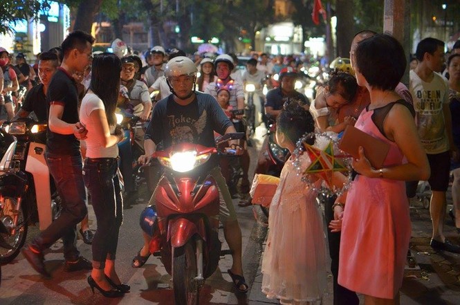 Đường phố Thủ đô tắc cứng đêm Trung thu - ảnh 5