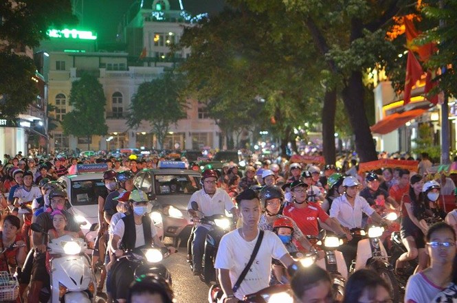 Đường phố Thủ đô tắc cứng đêm Trung thu - ảnh 4