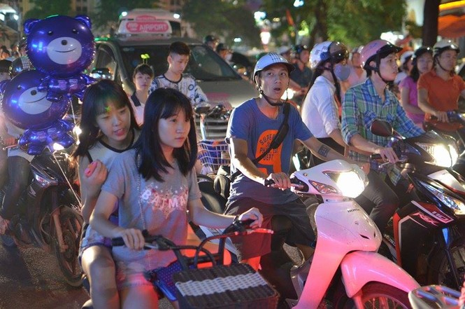 Đường phố Thủ đô tắc cứng đêm Trung thu - ảnh 10