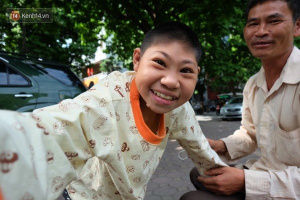 Trĩu nặng bức ảnh em bé hôn cha nghèo giữa phố Hà Nội - ảnh 9