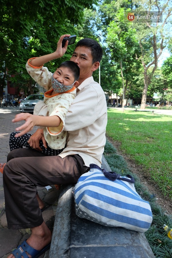 Trĩu nặng bức ảnh em bé hôn cha nghèo giữa phố Hà Nội - ảnh 2