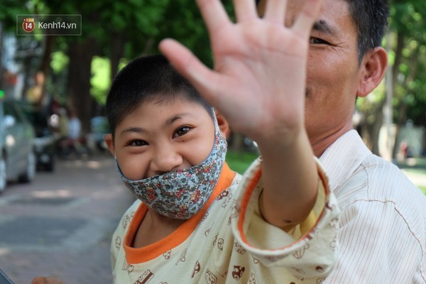 Trĩu nặng bức ảnh em bé hôn cha nghèo giữa phố Hà Nội - ảnh 3