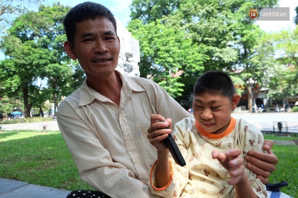 Trĩu nặng bức ảnh em bé hôn cha nghèo giữa phố Hà Nội - ảnh 4