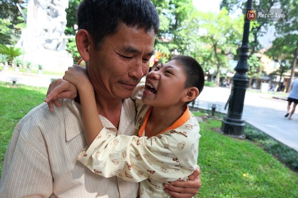 Trĩu nặng bức ảnh em bé hôn cha nghèo giữa phố Hà Nội - ảnh 7