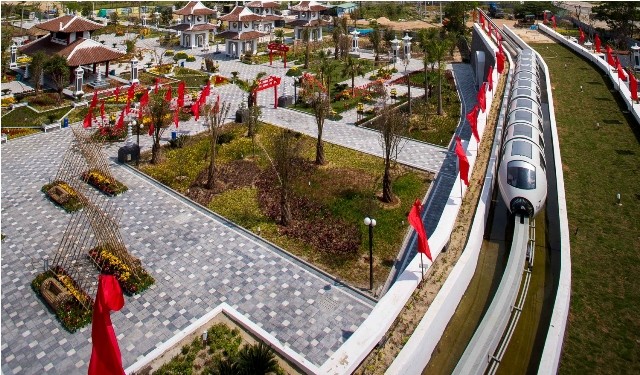 Thưởng thức xe điện một ray trên cao ở Asia Park Đà Nẵng - ảnh 2