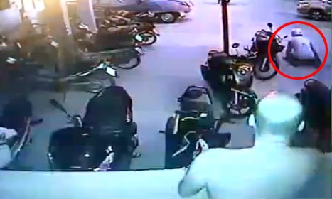 10 video ‘hot’: Nữ quái trộm tiền siêu nhanh trong cửa hàng đồ lót - ảnh 2