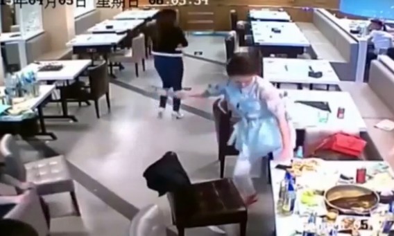 10 video ‘hot’: Nữ quái trộm tiền siêu nhanh trong cửa hàng đồ lót - ảnh 10